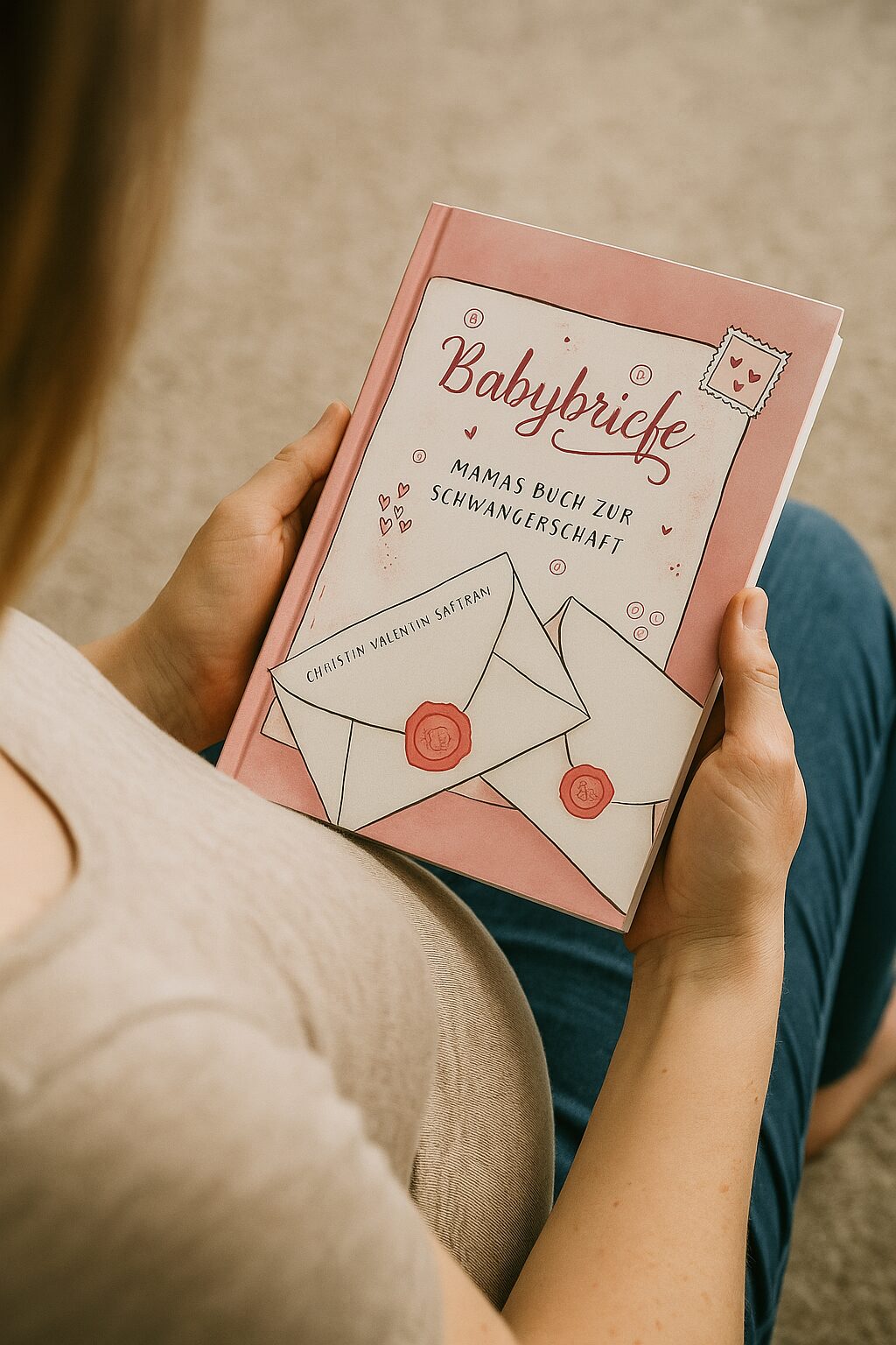 Schwangere mit Babybriefe-Buch